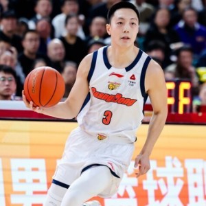轻松玩游戏-广东大胜送四川17连败：胡明轩26分超朱芳雨 奎因36+11+6+6